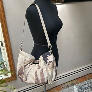 Vince Camuto 🤍🤎 Cream and Brown Nylon Shoulder Bag with Relaxed Silhouette (EUC)